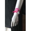 Bracelet de fleurs mariage rose fuchsia avec perles et plume