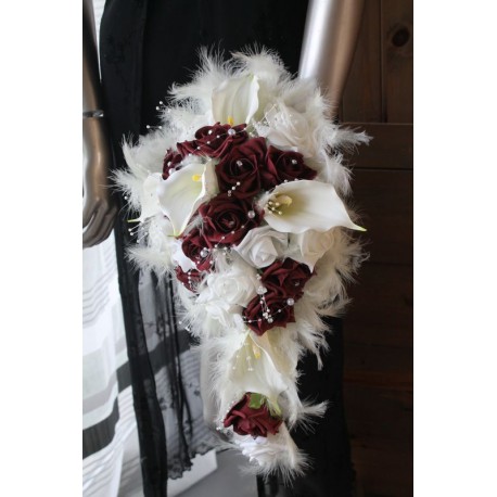 Bouquet de Mariage bordeaux ivoire roses, arums, perles, plumes
