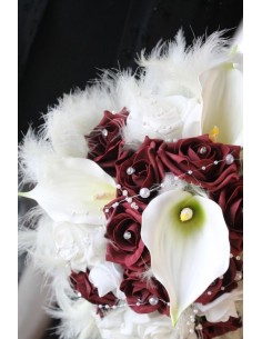 Bouquet de Mariage bordeaux ivoire roses, arums, perles, plumes 2