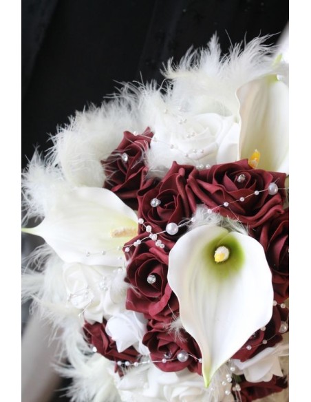 Bouquet de Mariage bordeaux ivoire roses, arums, perles, plumes