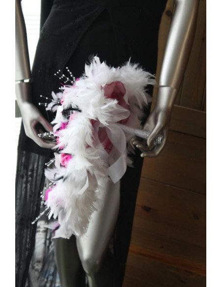 Bouquet marié cascade thème blanc et noir avec fuchsia et plumes