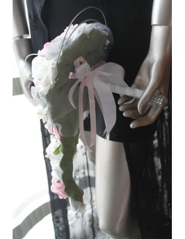 Bouquet mariage Cascade avec roses, rotin et diamants fantaisie