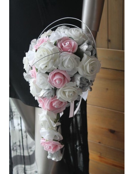 Bouquet mariage Cascade avec roses, rotin et diamants fantaisie