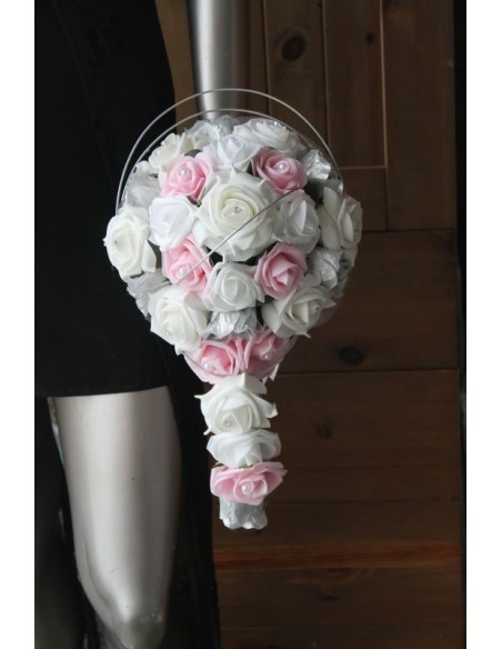 Bouquet mariage Cascade avec roses, rotin et diamants fantaisie