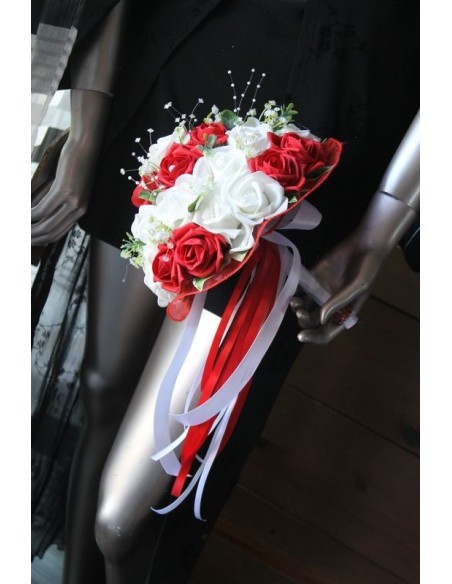 Bouquet de mariée rond roses rouges perles Bouquet de mariée rond roses rouges perles