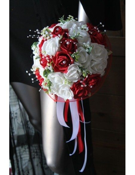 Bouquet de mariée rond roses rouges perles Bouquet de mariée rond roses rouges perles
