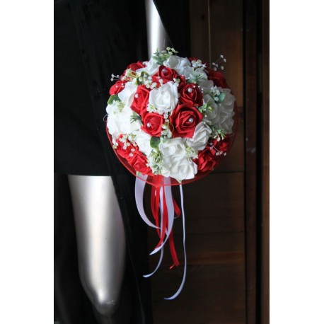 Bouquet de mariée rond roses rouges perles