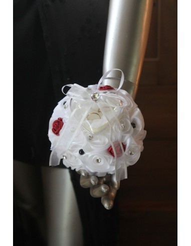 Coussin d'alliances cœur blanc rouge et noir satinée