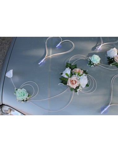 Décoration de voiture roses et coeurs