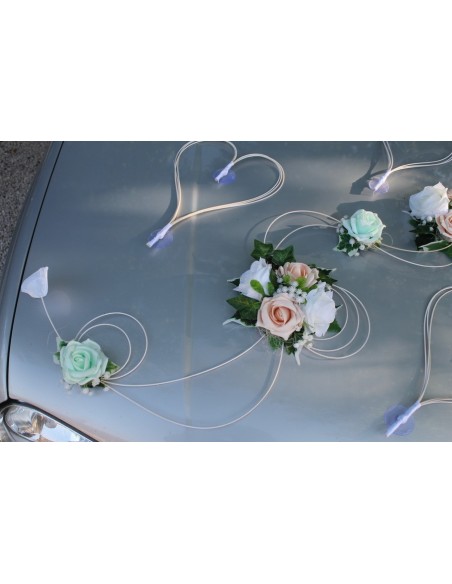 Décoration de voiture roses et coeurs