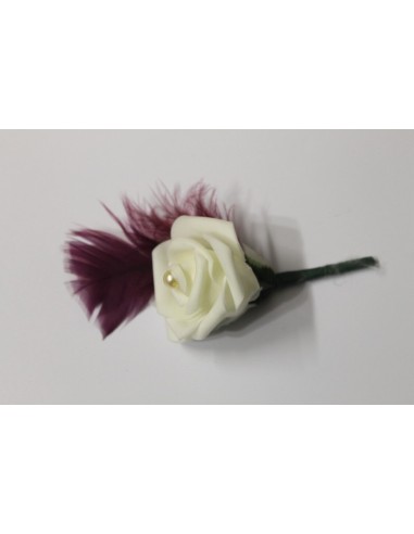 Boutonnière de mariage rose blanche et plumes bordeaux