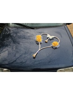 Décoration voiture mariage: Grand coeur en rotin avec des roses jaunes 2