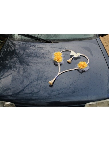 Décoration voiture mariage: Grand coeur en rotin avec des roses jaunes