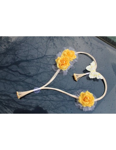 Décoration voiture mariage: Grand coeur en rotin avec des roses jaunes