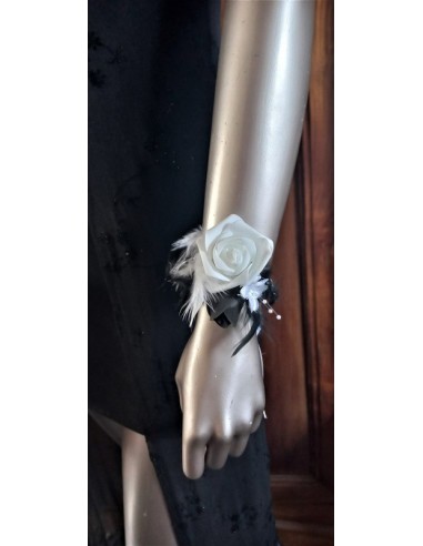 Bracelet pour mariage fait avec des roses et plumes noir et blanc