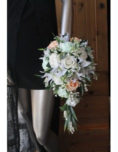 Bouquet de mariée tombant couleur blanc, pêche et vert d'eau