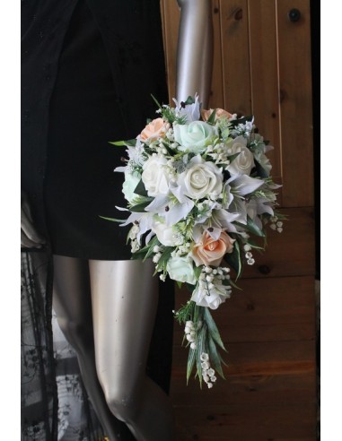Bouquet de mariée tombant couleur blanc, pêche et vert d'eau