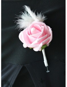 Boutonnière pour Mariage rose clair plumes