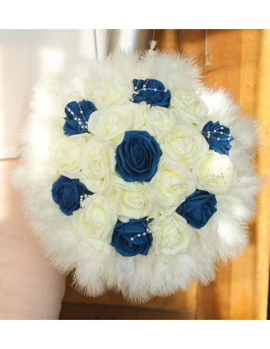 Bouquet de mariée rond avec perles, plumes et roses bleue marine