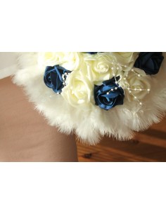 Bouquet de mariée rond avec perles, plumes et roses bleue marine 2
