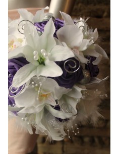 Bouquet de mariée couleur blanc et prune avec des plumes 2