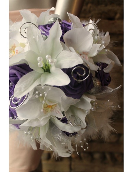 Bouquet de mariée couleur blanc et prune avec des plumes Bouquet de mariée couleur blanc et prune avec des plumes