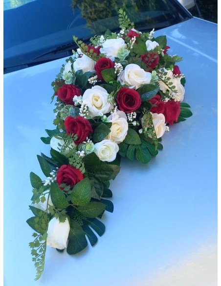 Composition florale pour voiture de mariage, roses rouge et ivoire