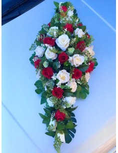 Composition florale pour voiture de mariage, roses rouge et ivoire 2