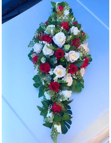 Composition florale pour voiture de mariage, roses rouge et ivoire