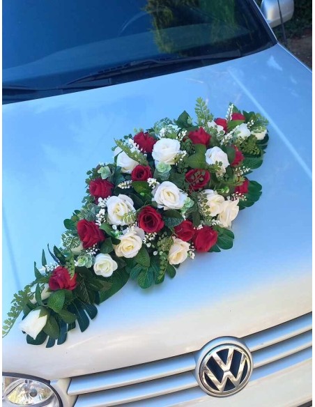 Composition florale pour voiture de mariage, roses rouge et ivoire
