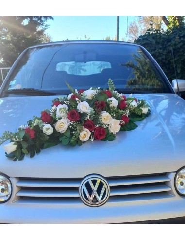 Composition florale pour voiture de mariage, roses rouge et ivoire
