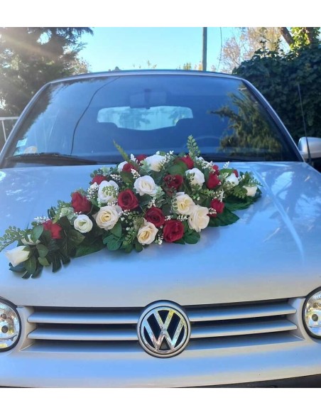 Composition florale pour voiture de mariage, roses rouge et ivoire