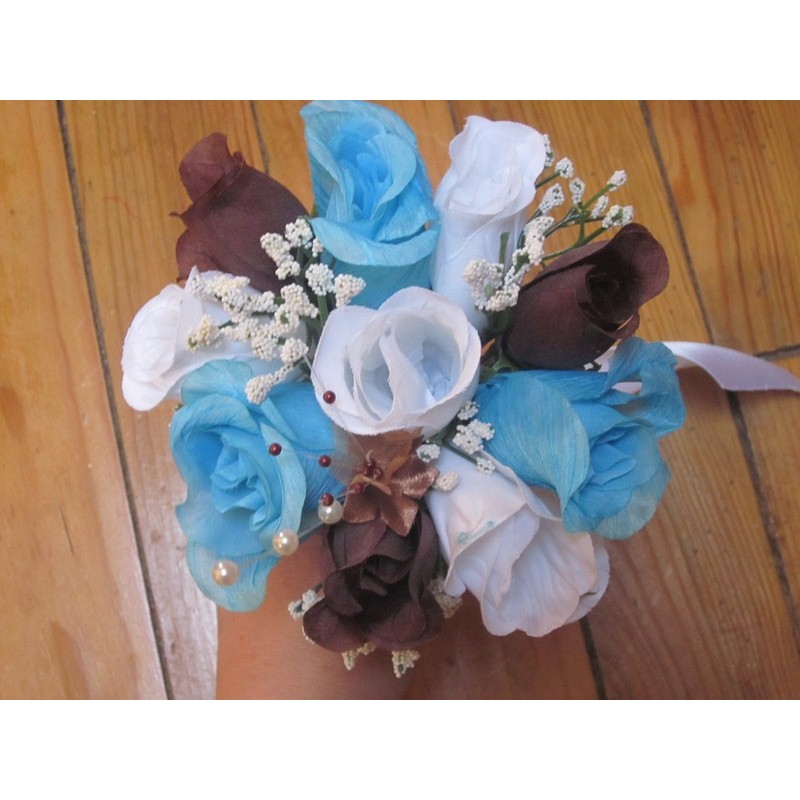 Bouquet demoiselle d'honneur avec roses bleues, blanches, marron