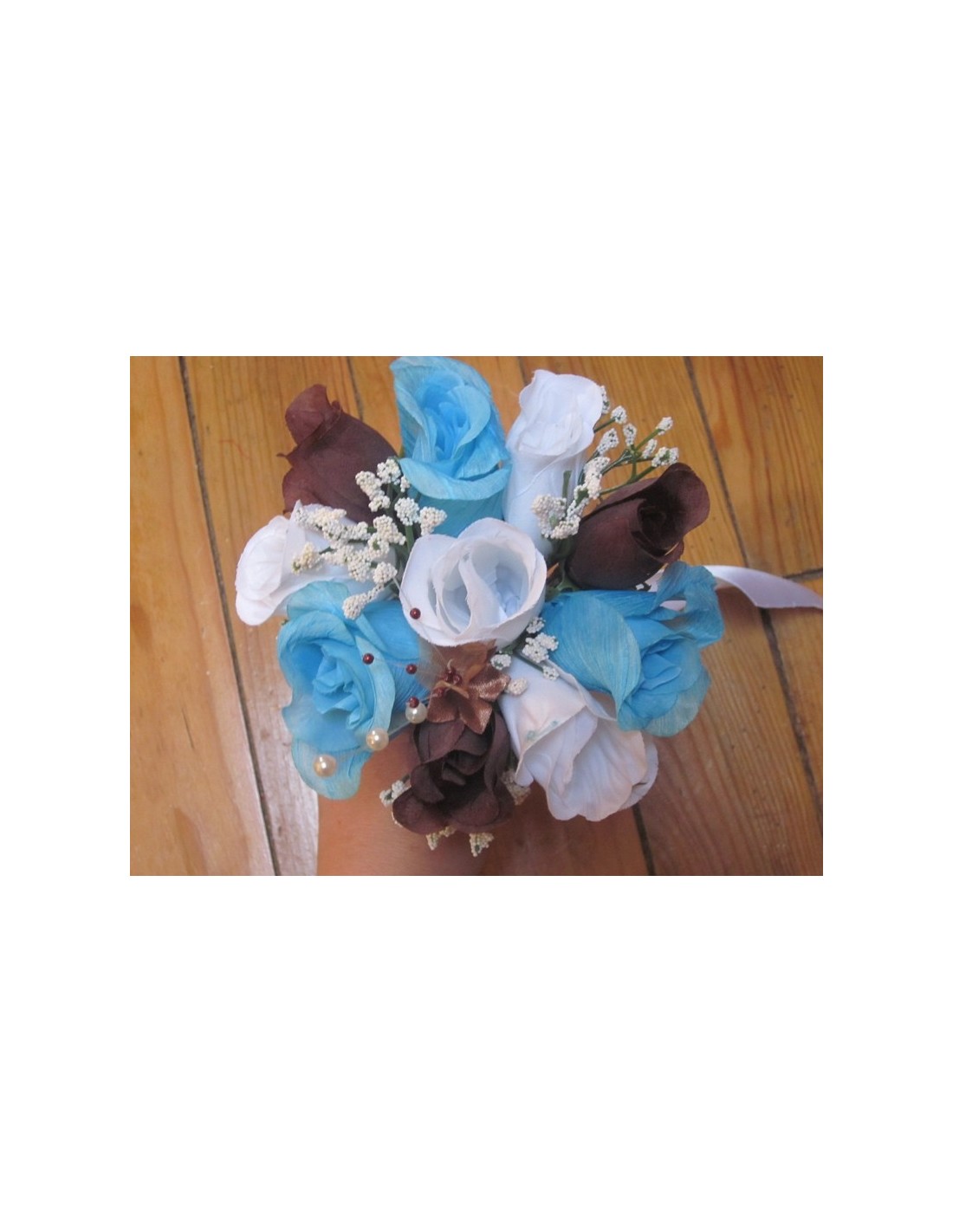 Bouquet demoiselle d'honneur avec roses bleues, blanches, marron