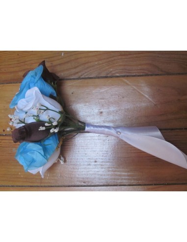 Bouquet demoiselle d'honneur avec roses bleues, blanches, marron