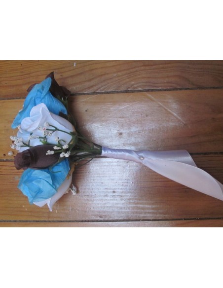 Bouquet demoiselle d'honneur avec roses bleues, blanches, marron