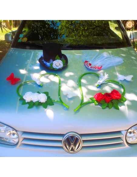 Composition florale voiture de mariage thème blanc, vert et rouge
