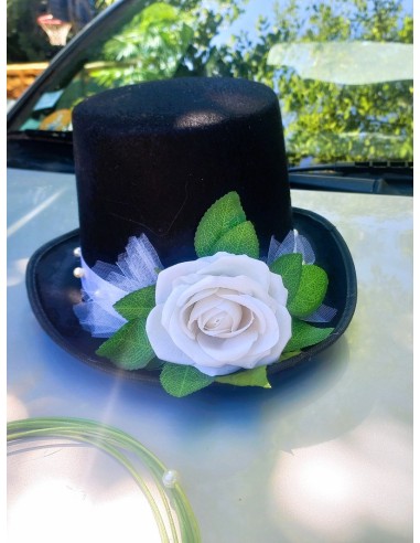 Composition florale voiture de mariage thème blanc, vert et rouge