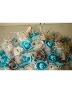 Bouquet de mariée et composition florale centre de table bleu, blanc et gris 2