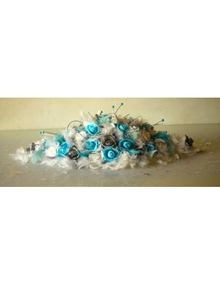 Bouquet de mariée et composition florale centre de table bleu, blanc et gris