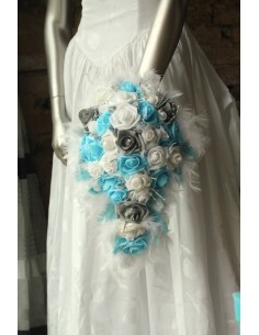 Bouquet de mariée et composition florale centre de table bleu, blanc et gris