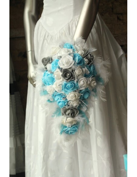 Bouquet de mariée et composition florale centre de table bleu, blanc et gris