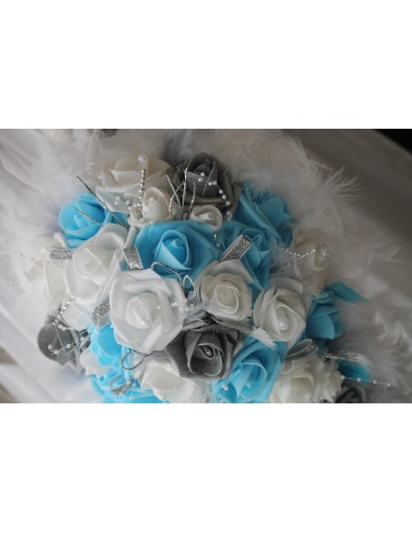 Bouquet de mariée et composition florale centre de table bleu, blanc et gris