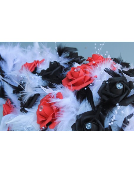 Bouquet de voiture rouge, noir et blanc plumes perles et strass