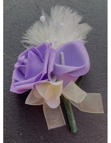 Compositions florales pour mariage ivoire et parme