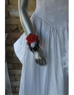 Bracelet des fleurs pour mariage, roses et plumes noir rouge blanc