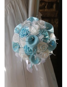 Bouquet Mariée Rond roses et arums bleu ciel