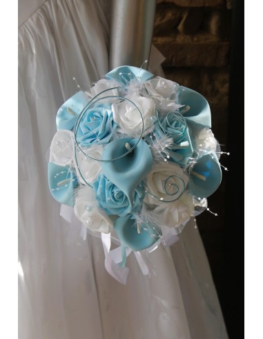 Bouquet Mariée Rond roses et arums bleu ciel