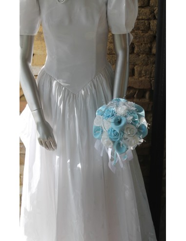 Bouquet Mariée Rond roses et arums bleu ciel