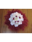 Bouquet de la mariée rond avec roses, perles et plumes